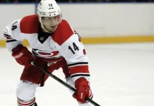 НХЛ: Главный «коротышка» Лиги продлил контракт с «Каролиной»
