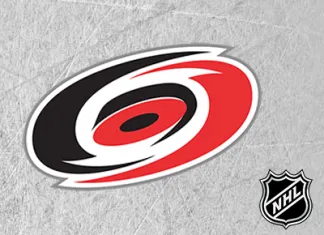 НХЛ: «Каролина» подписала контракты с четырьмя хоккеистами