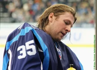 НХЛ: Экс-вратарь минского «Динамо» вызван из АХЛ в основу «Чикаго»