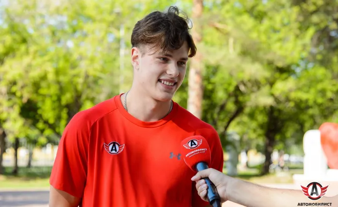 Клубы НХЛ следят за 17-летним белорусским защитником «Авто»