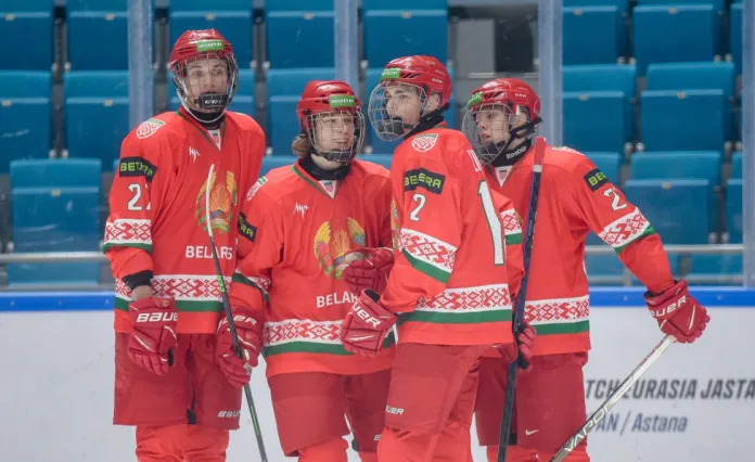 Наставник сборной Беларуси U18 оставил ночевать игроков в раздевалке после поражения от женской сборной России