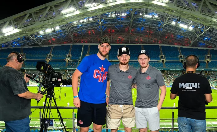 Фото: Три белорусских хоккеиста СКА посетили футбольный матч в России
