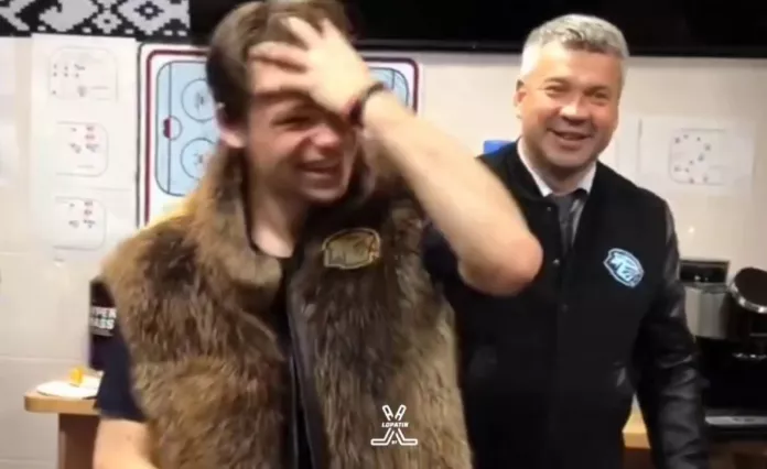 Видео: Мэр Бобруйска предложил «Динамо-Шиннику» новый приз лучшему игроку матча. Это накидка из шерсти бобра
