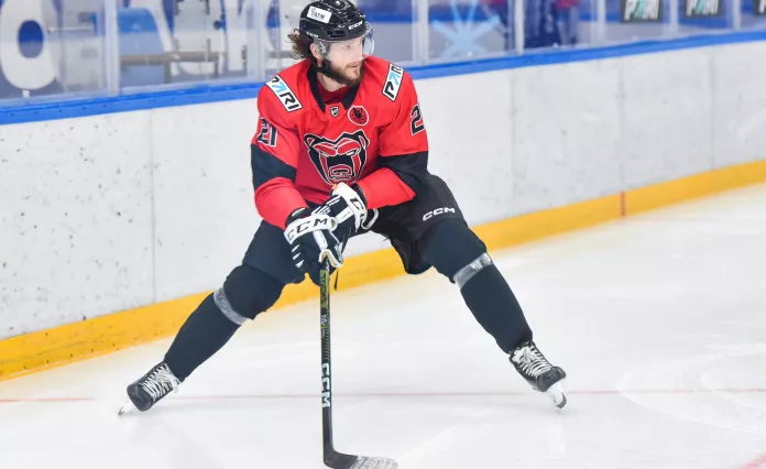 Белорусский нападающий, который в межсезонье перешел в клуб ВХЛ, выбыл из-за травмы на длительный срок