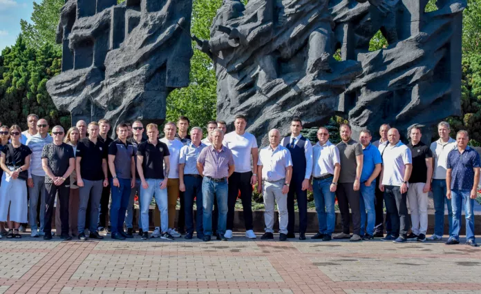 Участники Евро-Азиатского Кубка Дружбы возложили цветы к мемориалу советским воинам-пограничникам