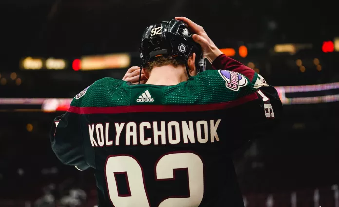Белорусский защитник получил травму в своем дебютном матче в сезоне НХЛ