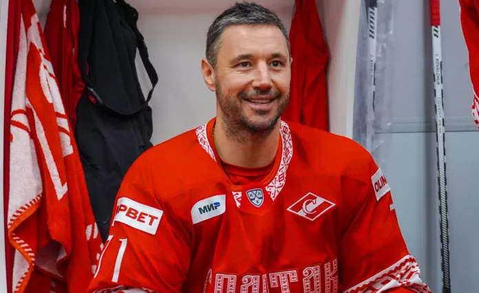 Илья Ковальчук в 40 лет дебютировал за «Спартак» в КХЛ. Забросил шайбу и провел больше 14 минут в игре против «Куньлуня»