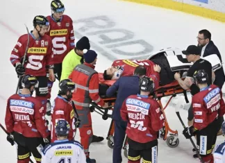 Экс-вратаря «Автомобилиста» унесли с арены на носилках во время матча чемпионата Чехии