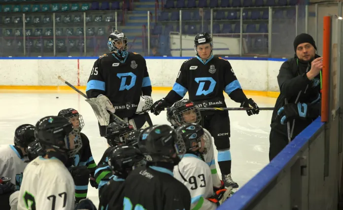 Алексей Колосов и Никита Пышкайло провели тренировку вместе с хоккеистами «Динамо-Джуниверс»
