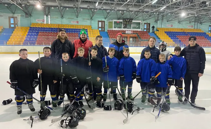 Главный тренер и игроки «Бреста» посетили тренировку юных хоккеистов в Кобрине