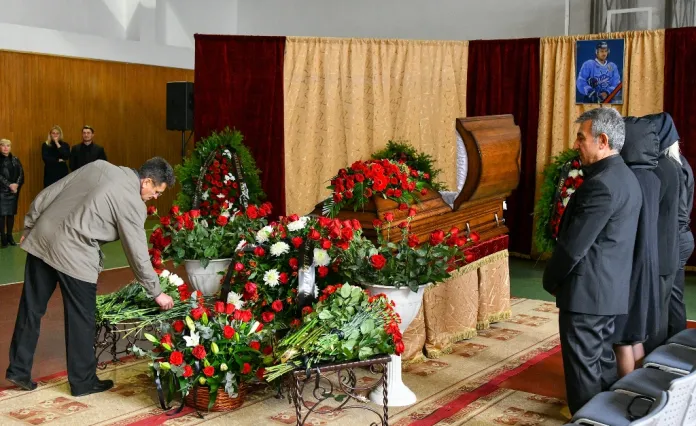 В Омске прошли похороны умершего от рака Самвела Мнацяна
