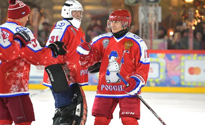 Владимир Путин сыграл в хоккей на Красной площади в Москве с легендарными партнерами