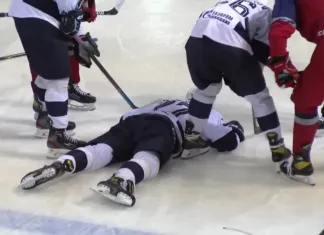Хоккеист из МХЛ находится в тяжелом состоянии после попадания шайбы во время матча 