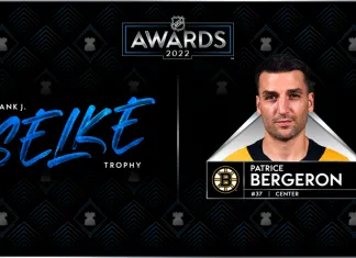 Нападающий «Бостона» выиграл приз лучшему оборонительному форварду НХЛ
