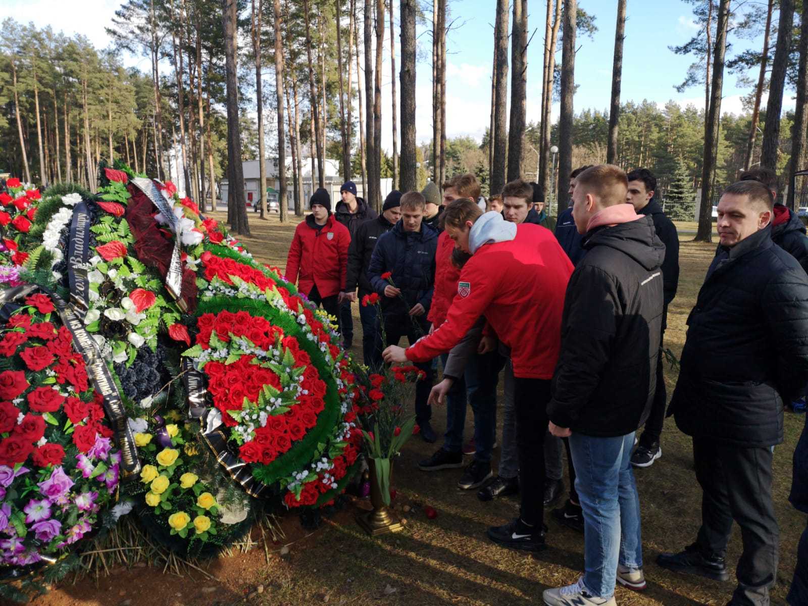 ХК Юниор посетил могилу Владимира Цыплакова (belarushockey.com)