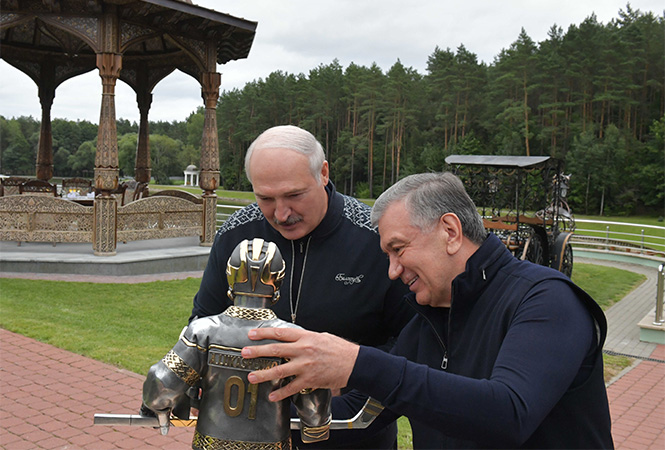 Александр Лукашенко получил в подарок статуэтку хоккеиста 