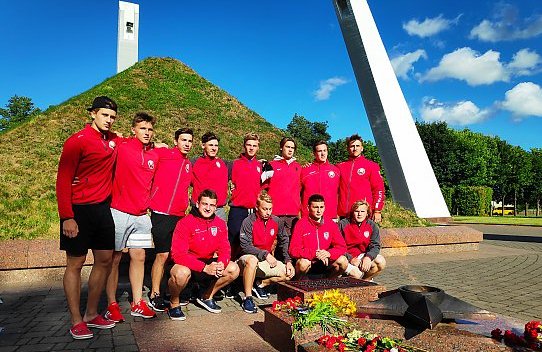 Хоккеисты U20 возложили цветы у мемориала «Курган Бессмертия»