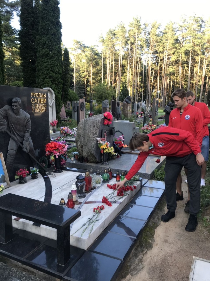 "Юность" посетила могилу Руслана Салея
