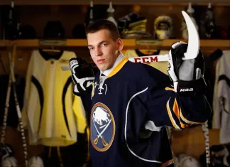 НХЛ: Молодой латвийский форвард получил серьезную травму