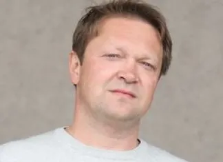Белорусский спортивный комментатор Александр Дмитриев открывает конференцию на Belarushockey.com