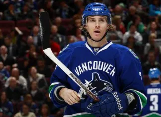 НХЛ: «Ванкувер» выкупит контракт американского нападающего 