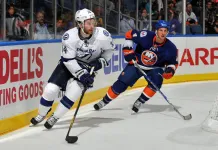 НХЛ: «Тампа» переподписала контракт с нападающим