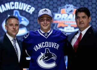НХЛ: «Ванкувер» подписал контракт с 17-летним нападающим 
