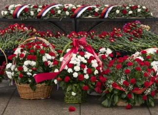 Ритуальные венки на похороны в Москве: определяемся с оттенками цветов
