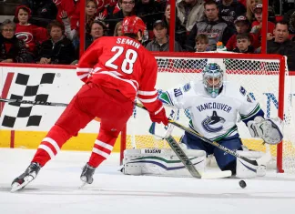 НХЛ: «Сухарь» Миллера обеспечил «Ванкуверу» победу над «Каролиной»