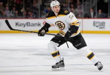 НХЛ: «Бостон» продлил контракт с защитником