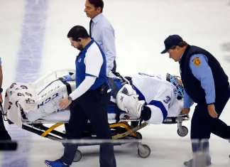 НХЛ: Основной голкипер «Тампы» получил серьезную травму в первом матче серии и покинул лёд на носилках