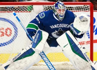 НХЛ: Шведский голкипер подписал трехлетний контракт с «Ванкувером»