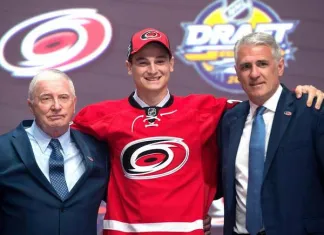 НХЛ: «Каролина» подписала контракты новичков с двумя игроками