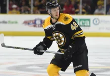 НХЛ: «Бостон» продлил контракты с двумя защитниками