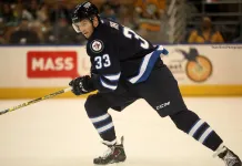 НХЛ: «Виннипег» продлил соглашения с двумя форвардами