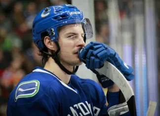 НХЛ: «Ванкувер» продлил контракт с российским защитником