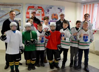 Федерация хоккея Беларуси безвозмездно передала ребятам из ДЮСШ Шкловского района хоккейную экипировку