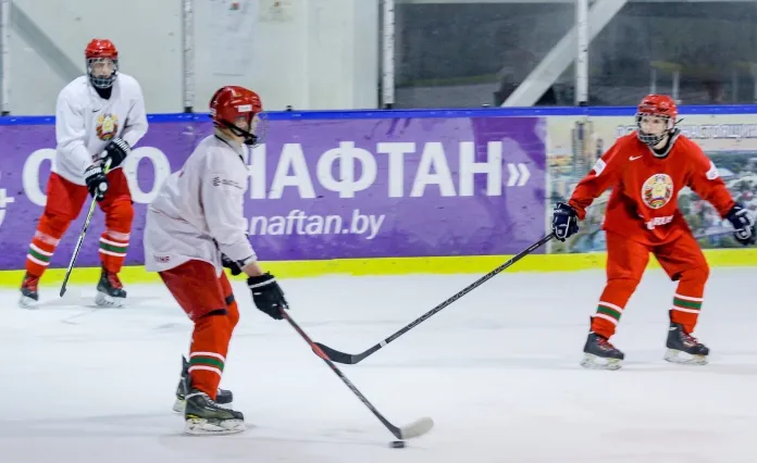 Юношеская сборная Беларуси провела двусторонку, в которой было заброшено шесть шайб