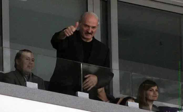 Предприятие «Белшина» подарила Александру Лукашенко хоккейные шайбы