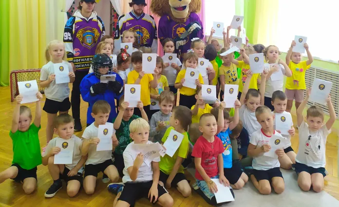 Хоккеисты «Могилева» посетили детский сад в рамках проекта «Хоккей для всех»