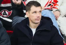 Известный белорусский футбольный тренер посетил матч КХЛ