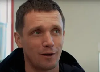 Известный белорусский футбольный тренер посетил матч КХЛ