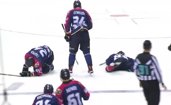 Два хоккеиста жлобинского «Металлурга» получили травмы после столкновения друг с другом
