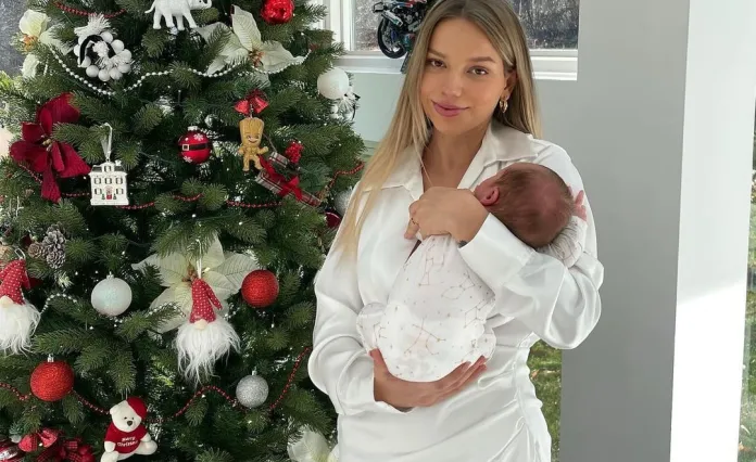 Жена Егора Шаранговича опубликовала новогоднее фото с сыном