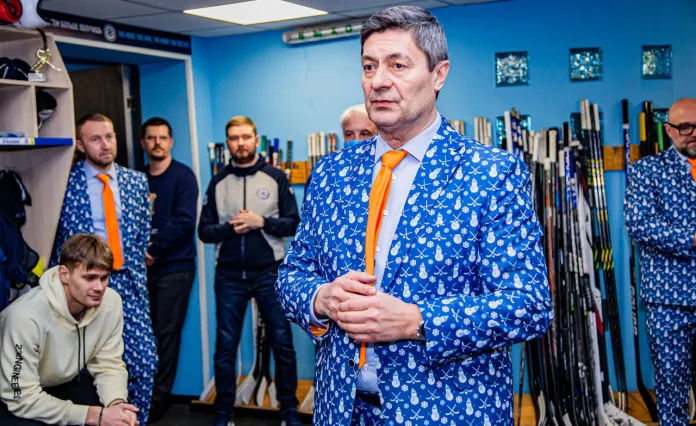 Белорусский журналист раскритиковал костюмы тренерского штаба «Сибири»