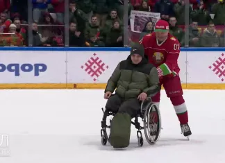 Лукашенко устроил круг почета по ледовой арене для парня на инвалидной коляске из Донбасса