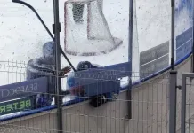 Видео. Хоккеист «Динамо-Молодечно» застрял в стекле во время игры с «Шахтером»