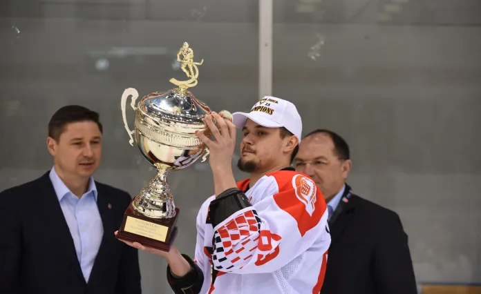 Виталий Антонович: Поднимать кубок в хоккейной карьере – это мечта