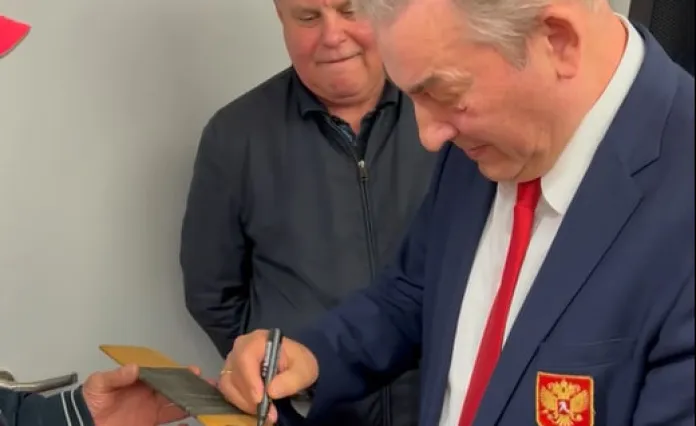 TikTok: Белорусский болельщик получил автограф Третьяка спустя 50 лет