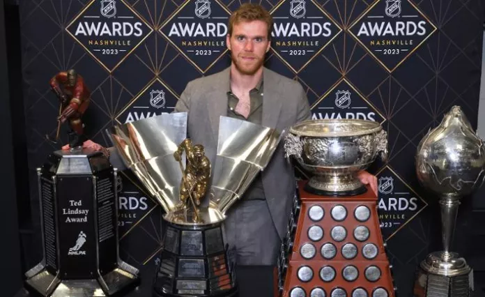 В НХЛ вручили награды по итогам сезона-2022/2023